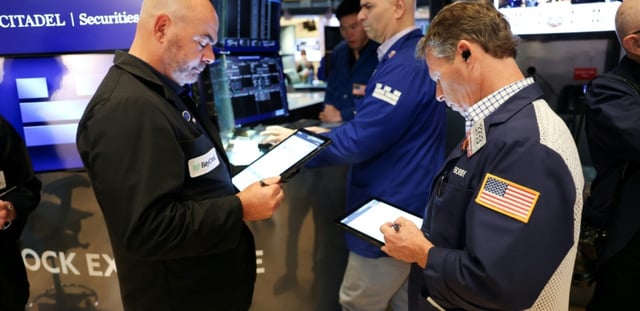 Des opérateurs à la Bourse de New York le 15 août 2025