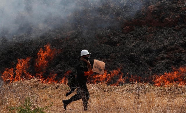 ARCHIVO - Un policía trabaja para apagar un incendio forestal en el bosque de Chiquitania, en las afueras de Roboré, Bolivia, el 30 de agosto de 2019. (Foto AP/Juan Karita, Archivo)