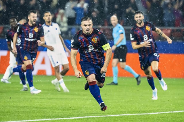 Xherdan Shaqiri (izquierda) celebra tras anotar un gol para el Basilea de Suiza contra Copenhague en la fase clasificatoria de la Liga de Campeones, el miércoles 20 de agosto de 2025. (Georgios Kefalas/Keystone vía AP)