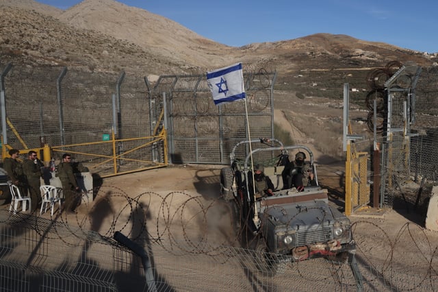 Imagen ilustrativa del 15 de diciembre de 2024 de tropas israelíes vistas cerca de la zona de amortiguamiento en los Altos del Golán. (Xinhua/Jamal Awad) (rtg) (ah) (ce)