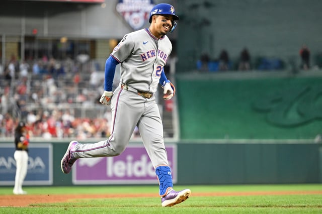 New York Mets' Mark Vientos heads home on after hitting a two run home run during the third inning of a baseball game against the Washington Nationals Tuesday, Aug. 19, 2025, in Washington. (AP Photo/John McDonnell)
