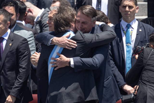 El expresidente de Brasil, Jair Bolsonaro, saluda al presidente de la Argentina, Javier Milei, en Buenos Aires, Argentina, el 10 de diciembre de 2023