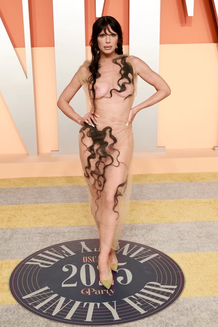 BEVERLY HILLS, CALIFORNIA - MARCH 02: (EDITOR’S NOTE: Image contains nudity.) Julia Fox attends the 2025 Vanity Fair Oscar Party Hosted By Radhika Jones at Wallis Annenberg Center for the Performing Arts on March 02, 2025 in Beverly Hills, California.  (Photo by Amy Sussman/Getty Images)