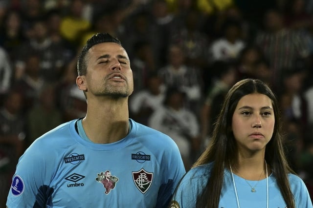 Le gardien brésilien de Fluminense Fabio (g), avec sa fille Valentina (d), avant la rencontre de huitième de finale de Copa Sudamericana face aux Colombiens de l'América de Cali,  au Maracana de Rio de Janeiro, au Brésil, le 19 août 2025