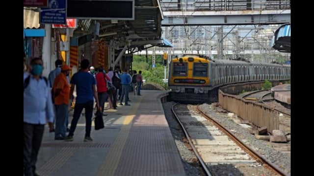 The Pune–Lonavla corridor, one of the busiest suburban stretches, has for years faced overcrowding and delays. (REPRESENTATIVE PIC)