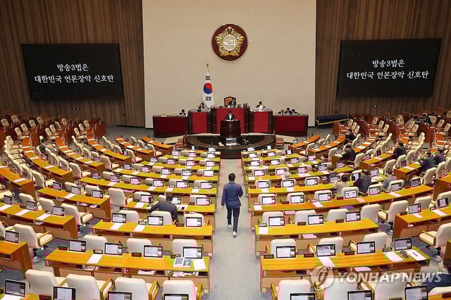 Lawmakers of the main opposition People Power Party stage a filibuster to block the passage of an amendment to the Foundation for Broadcast Culture Act during a plenary session at the National Assembly in Seoul in this Aug. 5, 2025, file photo. (Yonhap)