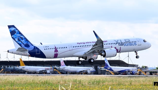 Airbus A321XLR takes off for its maiden flight at Hamburg-Finkenwerder Airport, Germany, June 15, 2022. REUTERS/Fabian Bimmer/File Photo