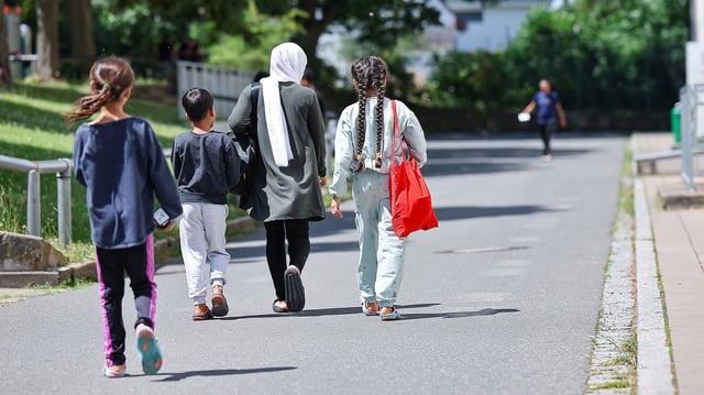 Flüchtlingsfamilie bei der Zentralen Aufnahmeeinrichtung für Asylbewerber in Bayern