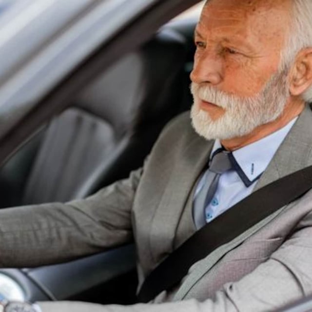 Suzuki ist die beliebteste Automarke deutscher Rentner. Das geht aus Zahlen des Kraftfahrt-Bundesamts hervor. Mehr als die Hälfte der in Deutschland zugelassenen Fahrzeuge sind auf Menschen über 60 Jahre zugelassen. Es ist nicht nur ein Modell beliebt, sondern verschiedene Baureihen. Auch andere japanische Marken wie Subaru und Honda sind stark vertreten. Deutsche Marken wie Mercedes und Volkswagen liegen im Mittelfeld. Junge Fahrer bevorzugen dagegen Marken wie Seat, BMW und Audi.