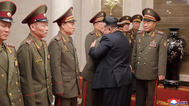 Kim Jong-un embrassant le commandant en chef de l’unité des opérations à l’étranger de l’Armée populaire coréenne qui a participé à la guerre aux côtés de la Russie, à Pyongyang, le 20 août 2025.