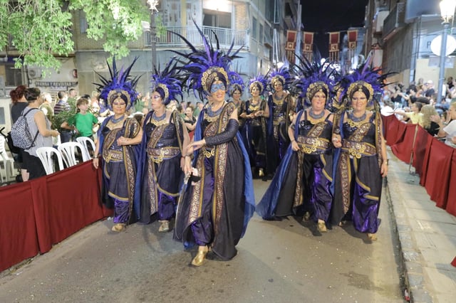 Mª Ángeles Salvador, presidenta de Intercomparsas de Paterna, en un desfile de Moros y Cristianos.
