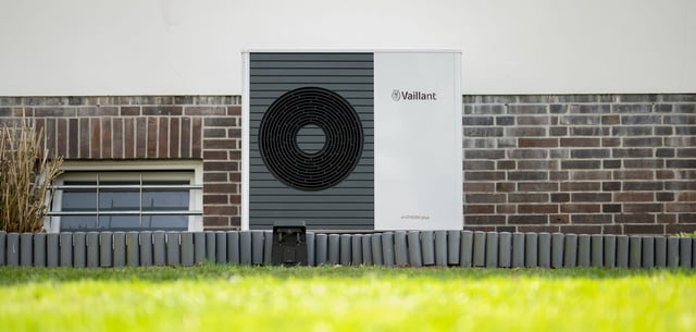 Eine Wärmepumpe an einem Einfamilienhaus