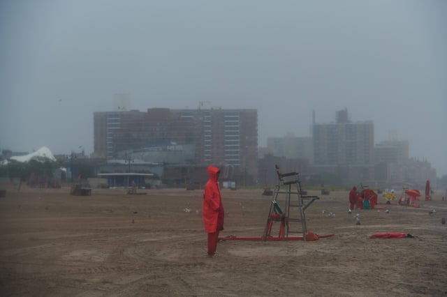 Die Rettungsschwimmer von Coney Island patrouillieren bei Wind und Regen am Strand, um sicherzustellen, dass niemand ins Wasser geht.