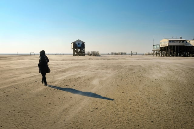 Eine betrunkene Autofahrerin hat sich am Nordseestrand in Sankt Peter-Ording mit ihrem Transporter im Sand festgefahren. Ein Atemalkoholtest bei der Frau ergab 1,55 Promille. Sie musste den Führerschein abgeben.