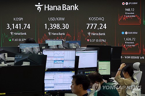 A dealing room at Hana Bank in central Seoul on Aug. 21, 2025 (Yonhap)