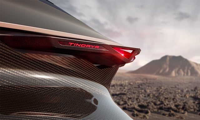 Ein Bildausschnitt zeigt einen Teil des Hecks der Studie Cupra Tindaya (2025), im Hintergrund den gleichnamigen Vulkan auf Fuerteventura.