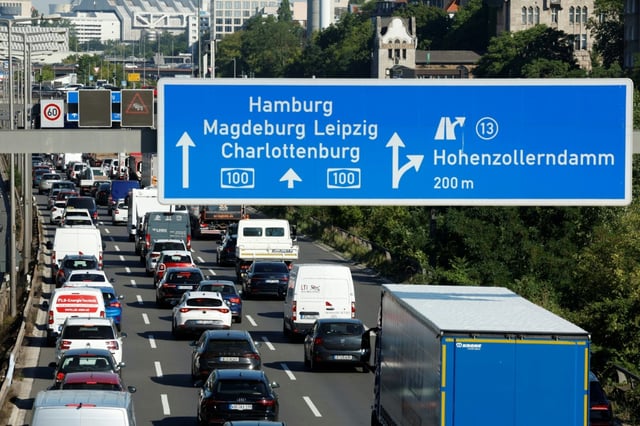 In Deutschland gibt es immer mehr Autos: Anfang des Jahres kamen auf 1000 Einwohnerinnen und Einwohner 590 Pkw, wie das Statistische Bundesamt in Wiesbaden mitteilte. Im Vorjahr hatte die Pkw-Dichte bei 588 Autos pro 1000 Einwohner gelegen