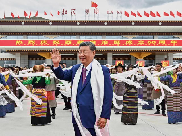 En esta imagen publicada por la agencia de noticias Xinhua, el presidente de China, Xi Jinping, saluda a su llegada a Lhasa en el oeste de la Región Autónoma de Tíbet, China, el miércoles 20 de agosto de 2025, para asistir a un acto por el 60mo aniversario de la consolidación del disputado control de Beijing sobre el territorio del Himalaya. (Yan Yan/Xinhua via AP)