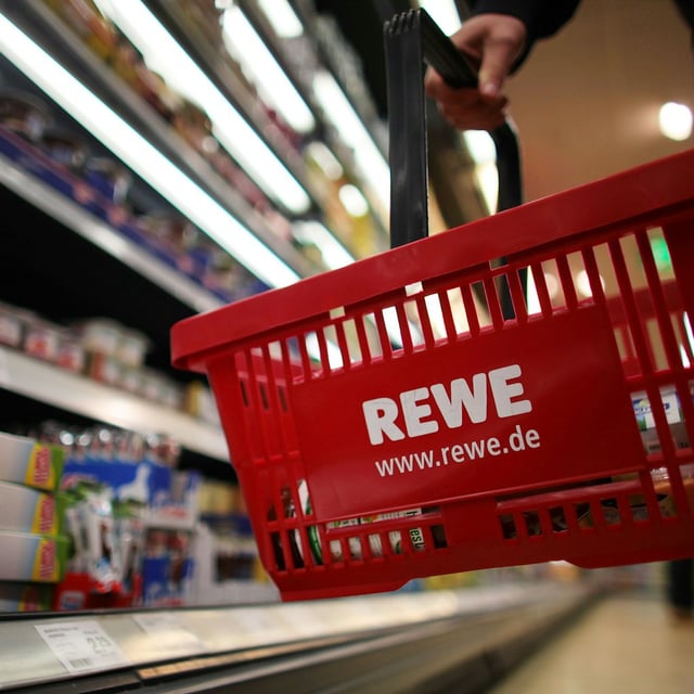 In einer Rewe-Filiale in Berlin-Lichtenberg hat ein Mitarbeiter eine Kundin geschlagen.