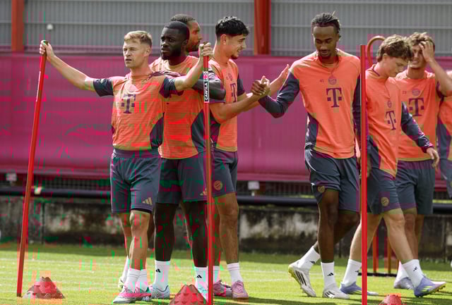 Soccer Football - Bayern Munich Training - Saebener Strasse, Munich, Germany - July 31, 2025 Bayern Munich's Joshua Kimmich with Dayot Upamecano and teammates during training REUTERS/Heiko Becker/File Photo
