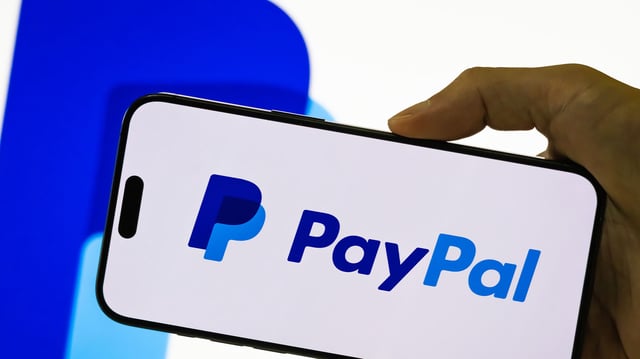 Smartphone mit Paypal Logo