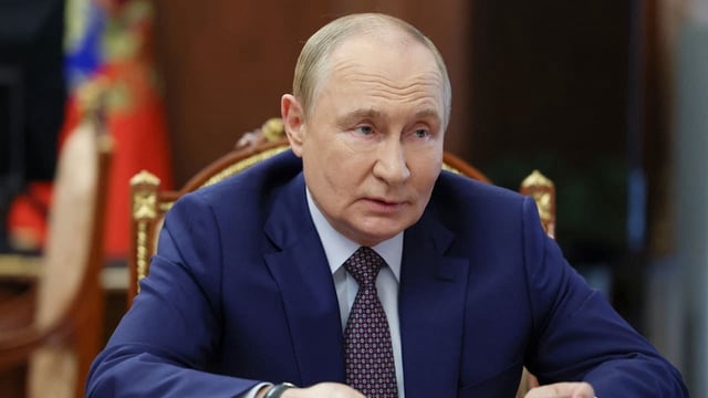Russlands Einnahmen aus Öl und Gas brechen massiv ein, was Putin unter Druck setzt.