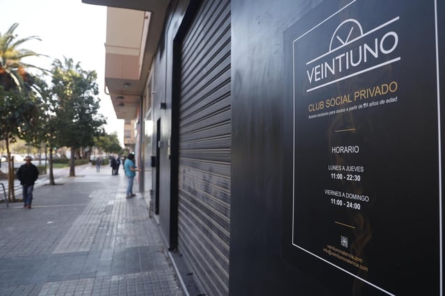 Cartel de la fachada del club social, donde se especifica que es un local de acceso restringido.