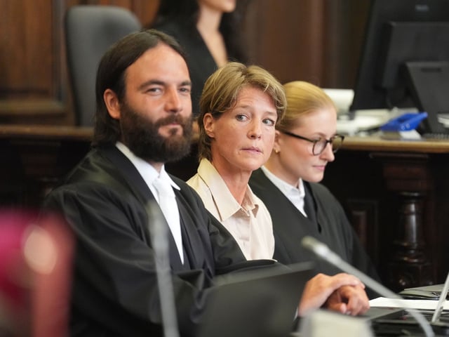 Christina Block (M) mit ihren Verteidigern Ingo Bott (v.) und Paula Wlodarek (h.).