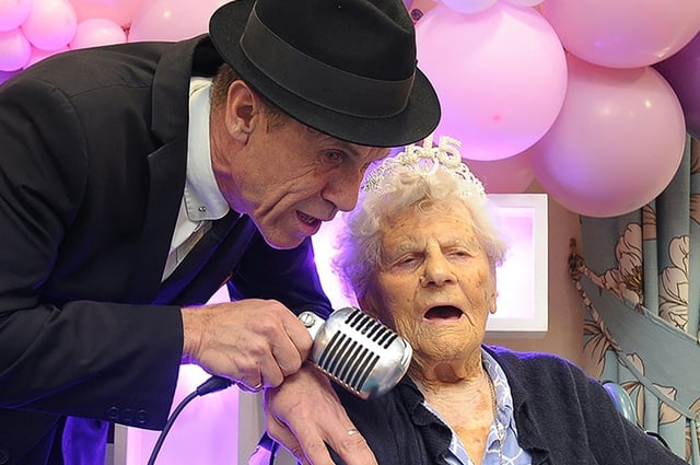 Photo prise et publiée par Hallmark Care Homes le 21 août 2024 de la doyenne de l'humanité, Ethel Caterham, célébrant son 115e anniversaire à Lightwater, au sud-ouest de Londres