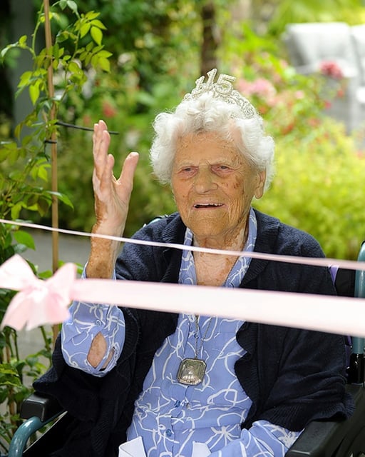 Photo prise et publiée par Hallmark Care Homes le 21 août 2024 de la doyenne de l'humanité, Ethel Caterham, célébrant son 115e anniversaire à Lightwater, au sud-ouest de Londres