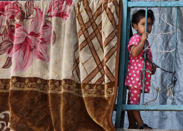 A Palestinian child, displaced by the Israeli military offensive, shelters in an UNRWA school, in Khan Younis, in the southern Gaza Strip, August 19, 2025. REUTERS/Hatem Khaled/File Photo