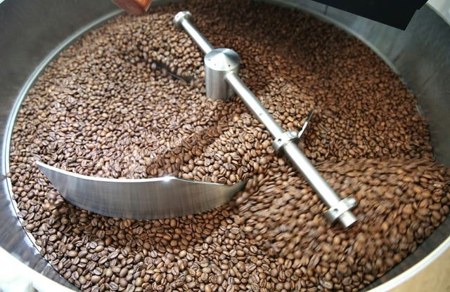 Ein Dieb soll in Hamburg zwei Tonnen Kaffee gestohlen und teilweise weiterverkauft haben. Bei dem 31-Jährigen handelt es sich nach Polizeiangaben um den Mitarbeiter eines Unternehmens, das mit Kaffee handelt.