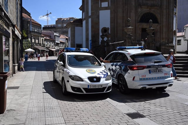 Coches de la Policía Local en el centro de Pontevedra.