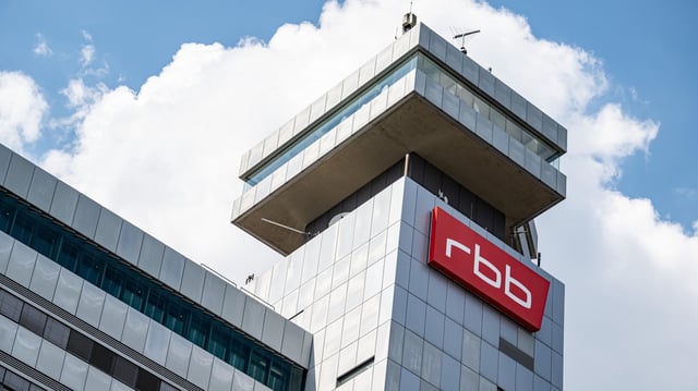 Ein Schild mit dem Logo des rbb hängt an dem Gebäude des Fernsehzentrums.