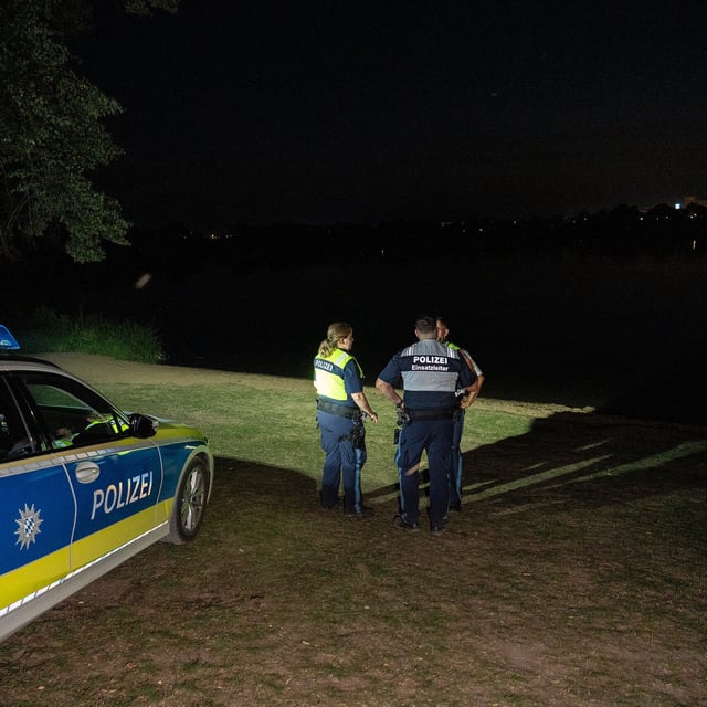Tragischer Badeunfall am Baggersee: Zwei junge Mädchen trieben leblos im Wasser
