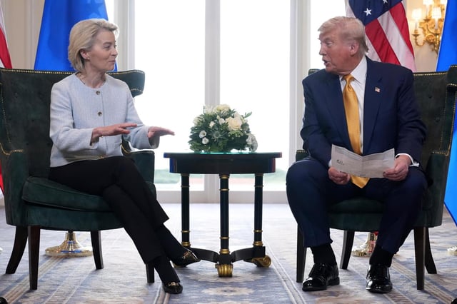 El presidente de Estados Unidos, Donald Trump, y la presidenta de la Comisión Europea, Ursula von der Leyen, hablan tras alcanzar un acuerdo comercial en el campo de golf Trump Turnberry en Turnberry, Escocia, el domingo 27 de julio de 2025. (AP Foto/Jacquelyn Martin)