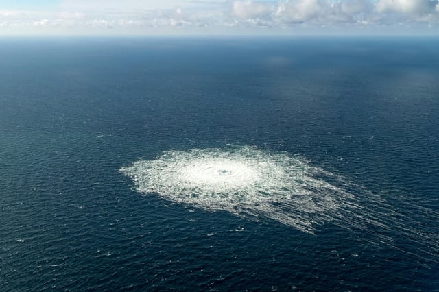 Photo diffusée le 27 septembre 2022 par le commandement de la défense danoise montrant une fuite de gaz sur le gazoduc Nord Stream 2, vue depuis un avion F-16 de la défense danoise en mer Baltique