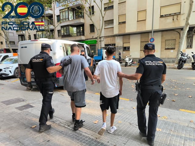 Dos de los tres detenidos, este miércoles por la mañana, en la Jefatura Superior de Policía.