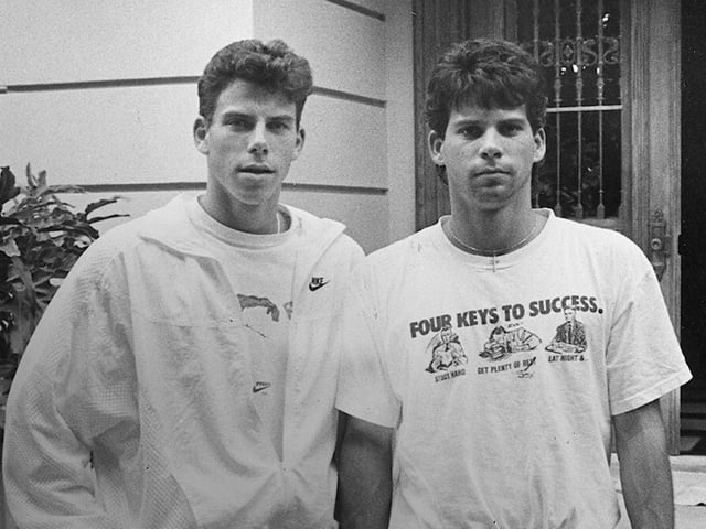 De izq a der, Erik y Lyle Menendez en su juventud, en Los Ángeles, California. Foto via Netflix