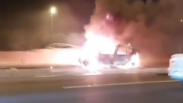 Impactante: la imagen del vehículo en llamas luego del choque sobre la Autopista Panamerica. 