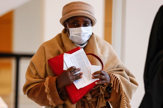 Agathe Habyarimana, veuve de l’ancien président rwandais hutu assassiné, arrive au palais de justice de Paris, le 3 novembre 2020.