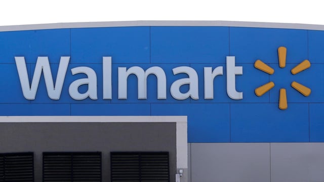 El exterior de una tienda Walmart, en Walpole, Massachusetts, el 3 de septiembre de 2019. (AP Foto/Steven Senne, Archivo)