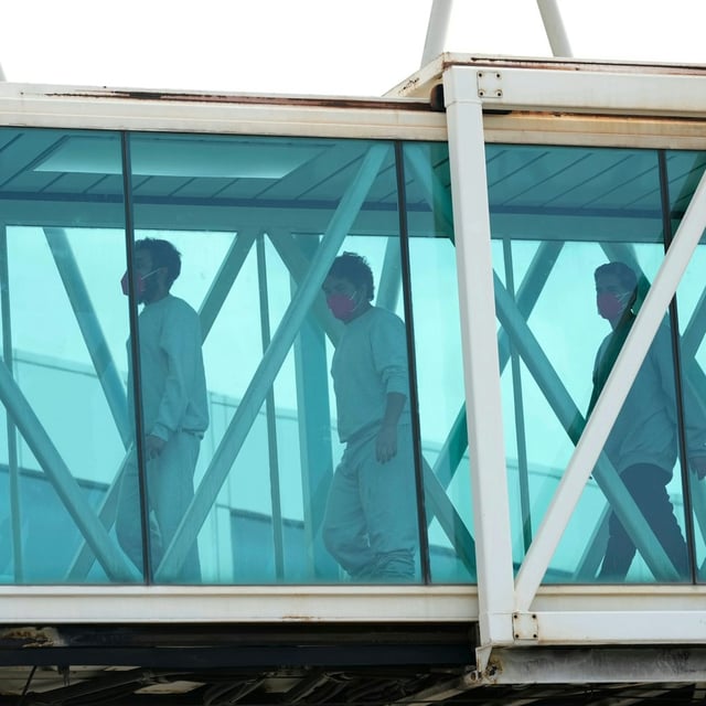 Aus den USA abgeschobene Migranten steigen in Venezuela aus dem Flugzeug. Uganda wird unter Auflagen abgeschobene Migranten aus den USA aufnehmen.