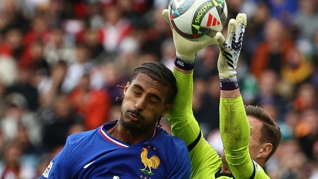 Badé im Duell mit der DFB-Elf