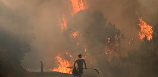 Incendie près du village de Larouco, dans le nord-ouest de l'Espagne, le 13 août 2025