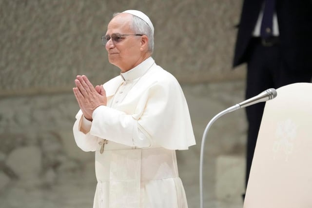 El papa León XIV saluda a su llegada a su audiencia general semanal, en el Vaticano, el miércoles 20 de agosto de 2025. (AP Foto/Gregorio Borgia)