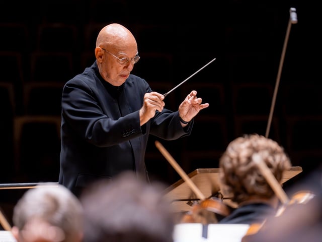 Dirigent des MDR-Sinfonieorchesters, Dennis Russell Davies.