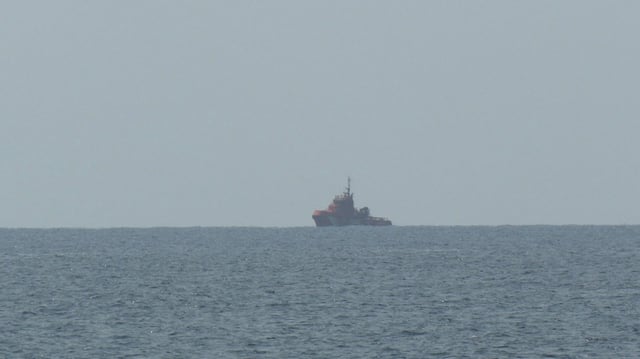 Una embarcación de Salvamento Marítimo, durante el operativo de búsqueda de los tres migrantes desaparecidos, este jueves, en aguas del sur de Mallorca.