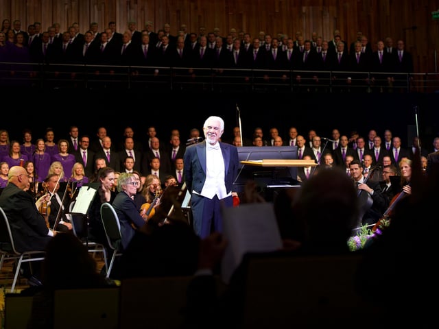 En la previa que hicieron en el Palacio Libertad, el Coro del Tabernáculo tuvo como invitado a Raúl Lavié.