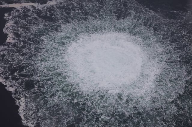 La fuga de gas del Nord Stream 1 en el mar Báltico, fotografiada desde un avión de la Guardia Costera Sueca